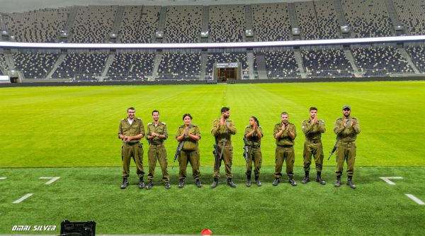 צפו: אצטדיון בלומפילד במחווה לחטופים