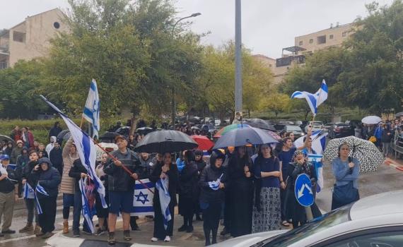 צפו: מאות מתושבי העיר מלווים את החייל שנפל