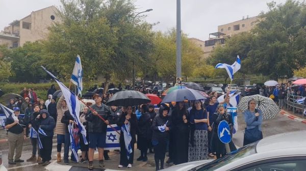 צפו: מאות מתושבי העיר מלווים את החייל שנפל