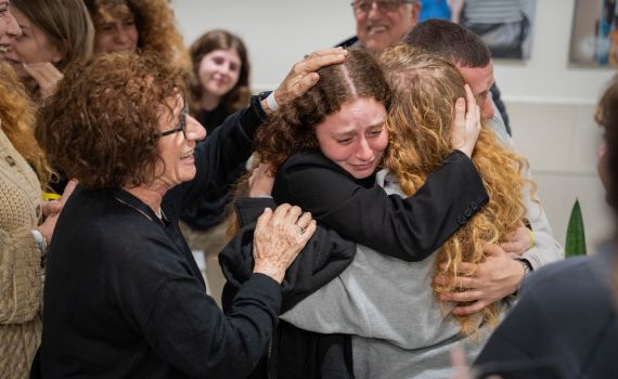 תמונות מרגשות: החטופים התאחדו עם משפחתם