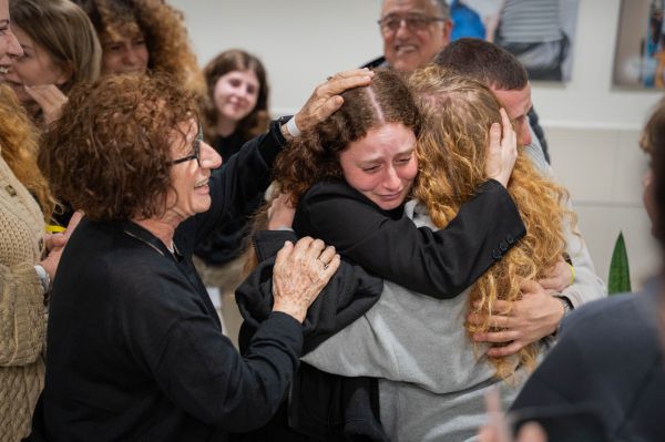 תמונות מרגשות: החטופים התאחדו עם משפחתם