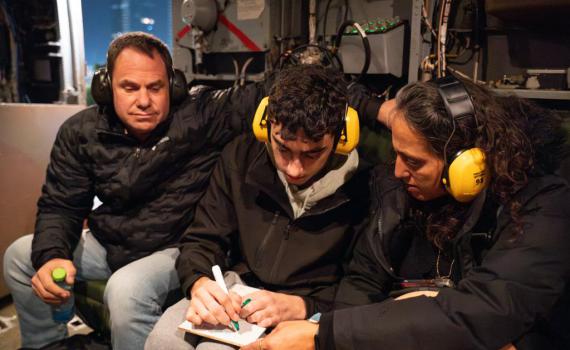 מרגש: החטופים מתאחדים עם הוריהם במסוק הצה"לי