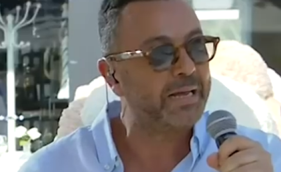 למען החטופים: ליאור נרקיס ניסה לשיר ופרץ בבכי | צפו