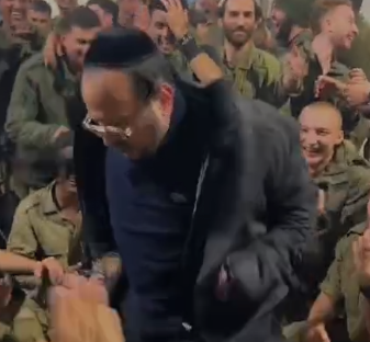 ליפא נון סטופ: הזמר החסידי הרקיד את החיילים