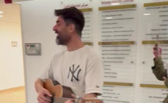 תיעוד מרגש: רותם כהן משמח פצועים בביה"ח. צפו