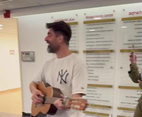 תיעוד מרגש: רותם כהן משמח פצועים בביה"ח. צפו