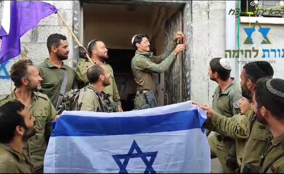 צפו: לוחמים קובעים מזוזה בבית ברצועת עזה