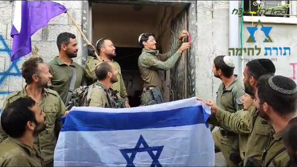 צפו: לוחמים קובעים מזוזה בבית ברצועת עזה