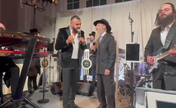 והיא שעמדה: איתי לוי ואברהם פריד בדואט מרגש | צפו