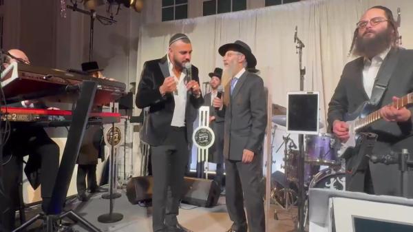 והיא שעמדה: איתי לוי ואברהם פריד בדואט מרגש | צפו