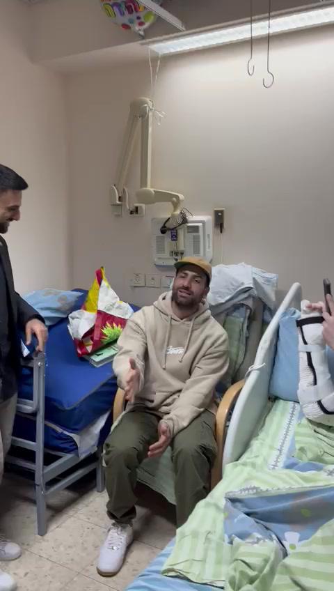 ואלרי חמאתי ואיזי בדואט מאולתר לחיילים פצועים | צפו