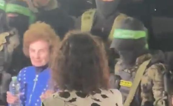 כמעט לינץ': החטופות מוקפות בהמון עזתי זועם