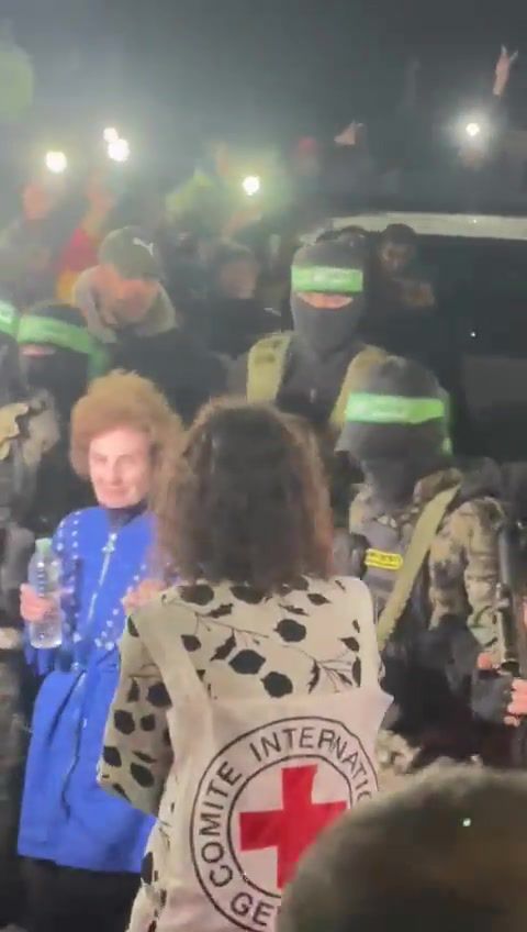 כמעט לינץ': החטופות מוקפות בהמון עזתי זועם