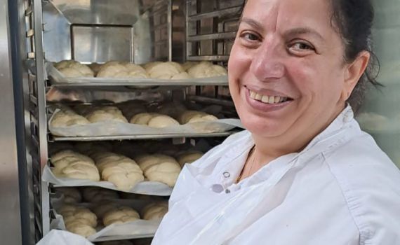 תכירו: האישה שאופה אלפי חלות לחיילים מידי שבוע