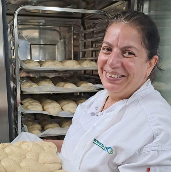 תכירו: האישה שאופה אלפי חלות לחיילים מידי שבוע