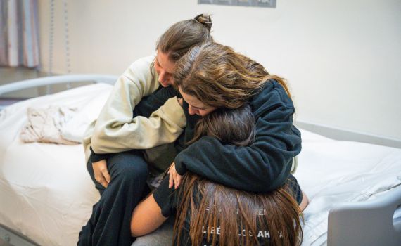 בדמעות וחיבוקים: רז פוגשת את בנותיה לאחר שבי חמאס