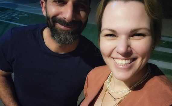 הסופרת והמנחה הסרוגה התארסה בגיל 39