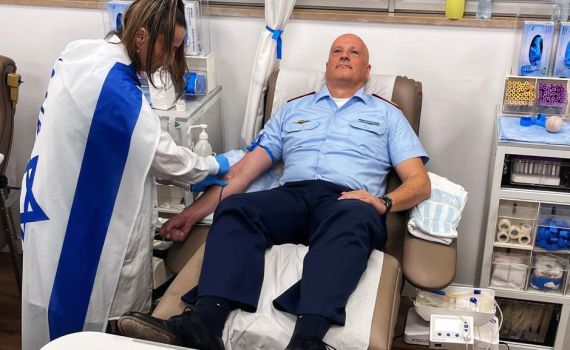 מפקד הלופטוואפה תרם דם בבית החולים שיבא