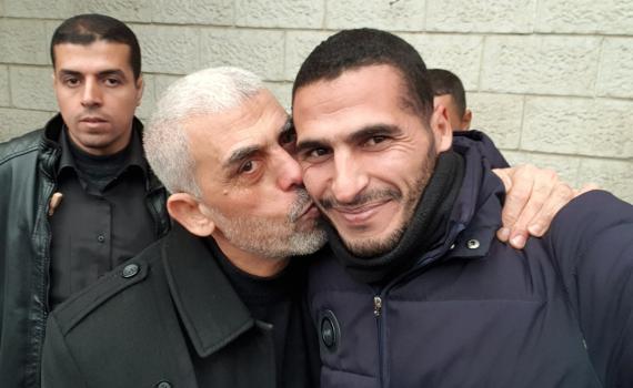 מקורב לסינוואר: עיתונאי עזתי שתיעד גופות ניסה להימלט למצרים