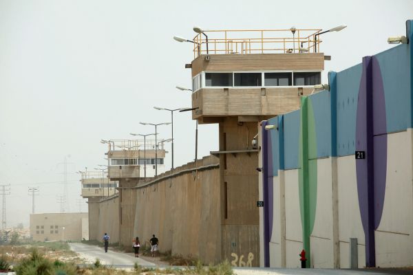 אסיר מת בכלא קציעות; אסירים התפרעו באהלי קדר