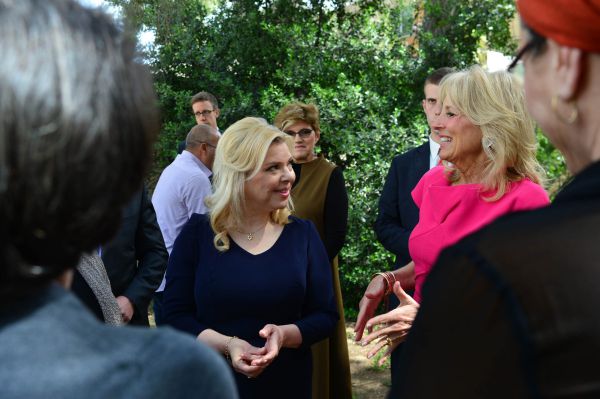 שרה נתניהו לג'יל ביידן: "אחת החטופות ילדה בשבי"