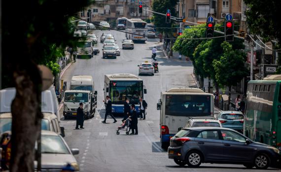 בבני ברק מתנערים מחרדי שהשחית שלט על החטופים