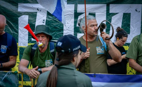 בנוהל מקוצר: 'אחים לנשק' קיבלו אישור לפטור ממס