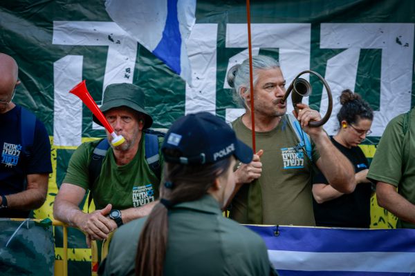 בנוהל מקוצר: 'אחים לנשק' קיבלו אישור לפטור ממס
