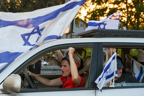 קטינים ערבים איימו על מוכרת דגלי ישראל ונעצרו