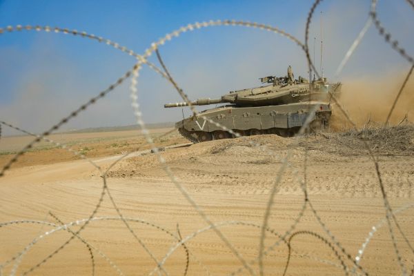 בלב הלחימה: טייס קרב שוחח עם בנו השריונר| צפו