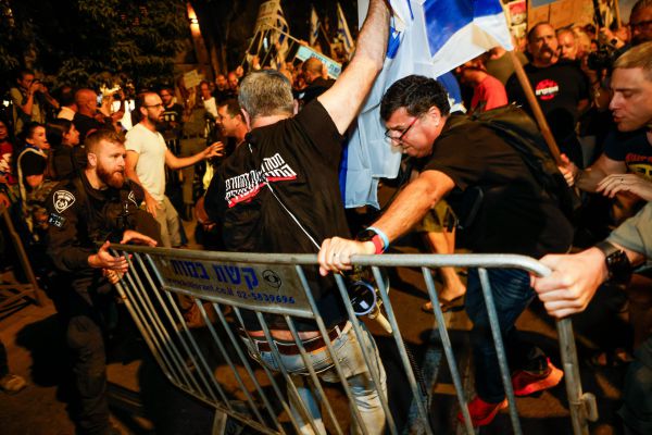מפגינים צעקו לשוטרים: "איפה הייתם בכפר עזה?"
