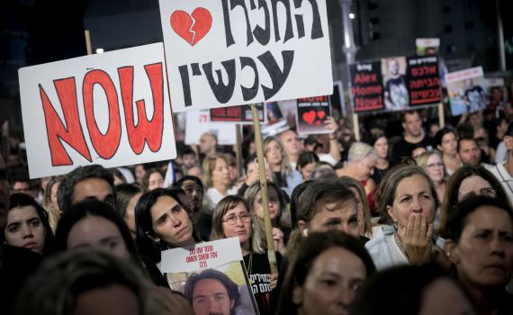 אחיות החטופים חושפות: מה באמת קורה בין משפחות החטופים