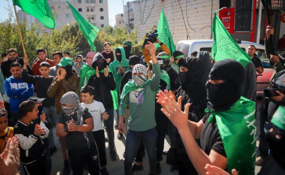 כמו בשואה: המכתב שחמאס אילץ את החטופות לכתוב