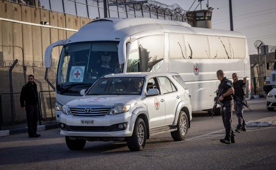 אחרי העיכוב: החל שחרור המחבלים הפלסטינים