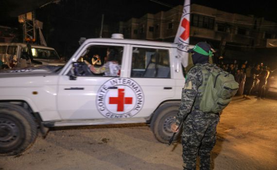 בניגוד להסכם: חמאס שחרר 6 חטופים בלבד