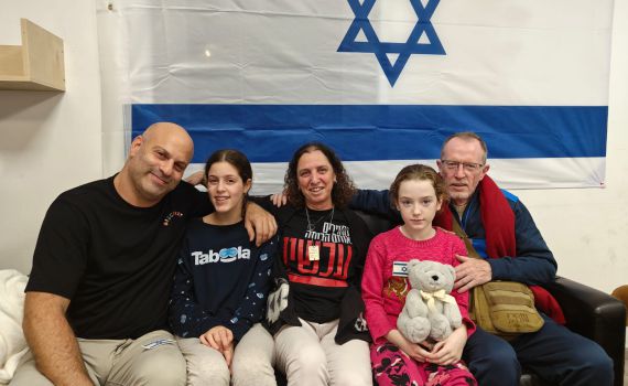 התמונה הראשונה: אמילי הנד והילה רותם שבו הביתה