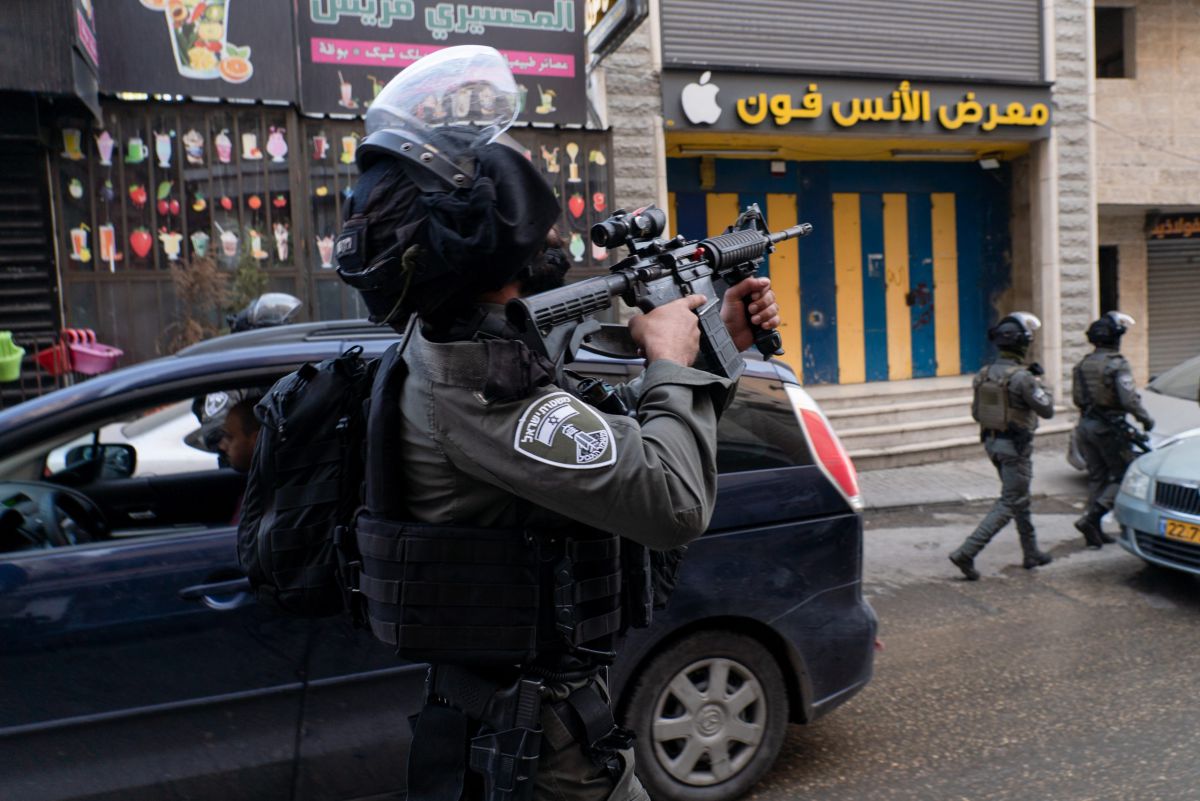 מחבלים השליכו מטען נפץ בירושלים ונעצרו. צפו