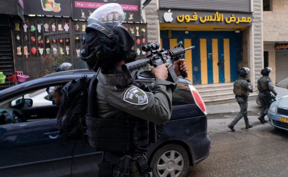 מחבלים השליכו מטען נפץ בירושלים ונעצרו. צפו