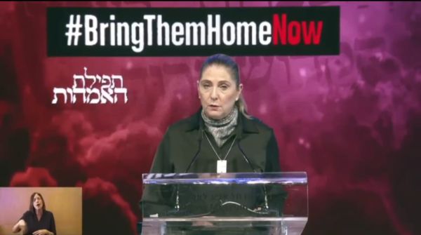 מיכל הרצוג בתפילת האמהות למען החטופים. צפו