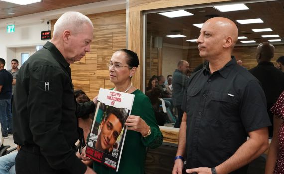 גלנט: הלחץ על חמאס משרת את החזרת החטופים