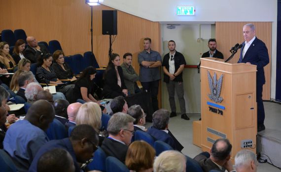 נתניהו לשגרירים הזרים: "קרב בין אנושיות לברברים"