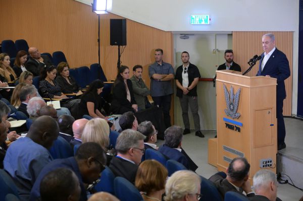 נתניהו לשגרירים הזרים: "קרב בין אנושיות לברברים"