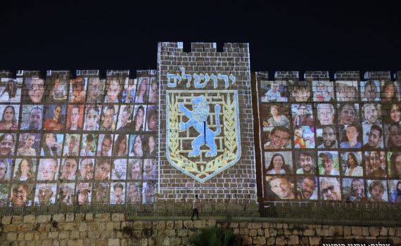 צפו: חומות ירושלים הוארו בתמונות החטופים