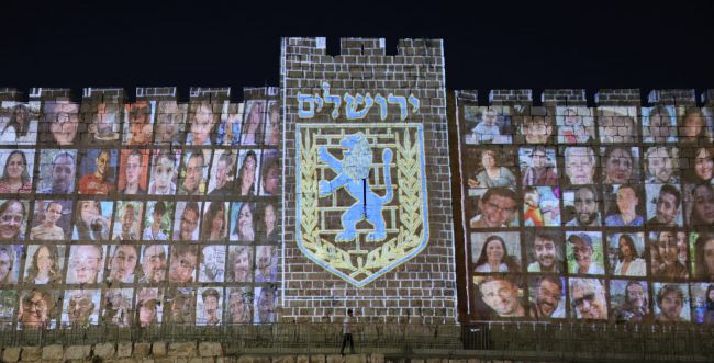 צפו: חומות ירושלים הוארו בתמונות החטופים