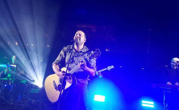 היישר מהמילואים: עקיבא הגיע להופעה בפני חיילים