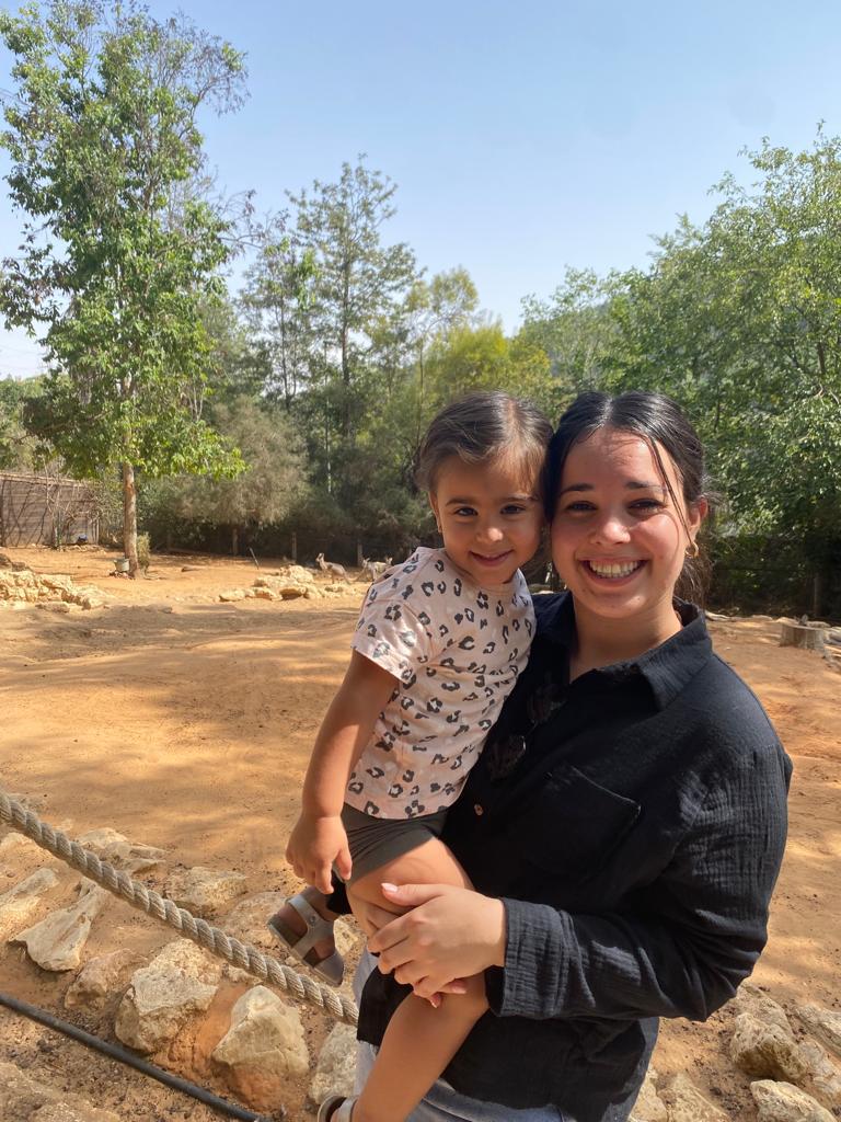 מתנדבת בשירות בשדרות: "הילדים לא עוזבים אותי לרגע"