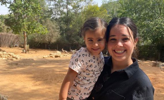 מתנדבת בשירות בשדרות: "הילדים לא עוזבים אותי לרגע"