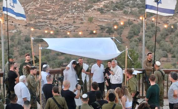 צפו: בצל השכול והאבידות; חתונה נערכה ביישוב הסרוג