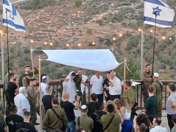 צפו: בצל השכול והאבידות; חתונה נערכה ביישוב הסרוג