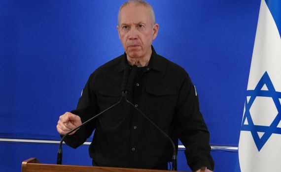 גלנט: לא תהיה הפוגה הומניטרית בלי חזרת החטופים